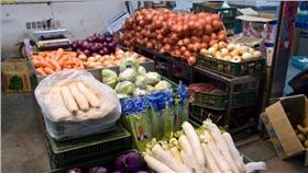 ▲菜價偏高，恐至少兩周才能回穩。（圖／攝影者Michael Rehfeldt, Flickr CC License）
https://www.flickr.com/photos/ipjmike/1426480330/in/photolist-8dDgNV-6E1cTn-5ST4YD-3b44G5-3aYAjk-3aYvDP-3aYwJc-3b45Us-3aYuCZ-fA4GNp-fA4GKp-fAj2TG-7S67gy-79N2t3-cUyNzy-4FEcd1-7s5fiL-BAPUx-cUAwj5-cUywXU-hATYzc-8YgDXC-6fYfJV-oQjYuK
菜價，蔬菜，菜市場