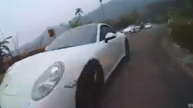 嫌太慢硬超車？保時捷車主險釀禍