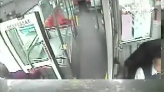 影／公車門關太快夾傘　八旬嬤慘死