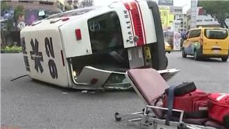 車速過快煞車不及　救護車值勤遭撞翻