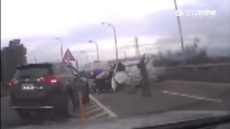 廂型車自撞　熱心民眾紛紛下車幫忙