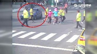 不滿路跑交管　暴怒伯開車直衝選手群