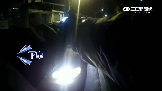 運將酒駕竟倒車想逃　見警拔槍才就範