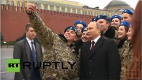 普丁,自拍,合照（圖／翻攝自LiveLeak官網）
http://www.liveleak.com/view?i=527_1456110951