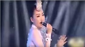 大陸,假唱,空靈天后,薩頂頂,麥克風,元宵,節目,天地記,萬物生,網友(YouTube https://www.youtube.com/watch?v=12ljr02vUF4)