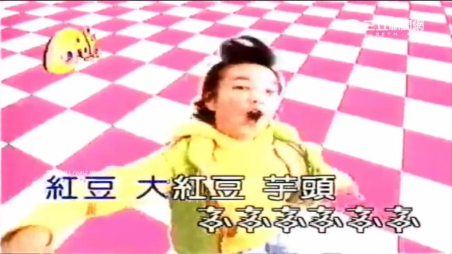 阿雅年輕時以搞笑風格深受觀眾喜愛,不僅主持節目也曾出唱片。圖為阿雅1999年發行的成名曲〈剉冰進行曲〉MV畫面。(圖/資料照)
