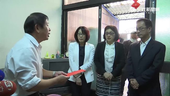 許淑苓搭醫療專機返台　許父鞠躬淚謝