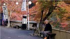 ▲日本老人示意圖（圖／攝影者Lordcolus, Flickr CC License）https://www.flickr.com/photos/lordcolus/5473567856/in/photolist-6DLjYV-BCfyP-6gC3Gk-4Pkd4D-4ZePzf-7rNEAv-fGtQVG-at5BLF-99e1Sp-zA1JT-3sGaL-gjXQSh-m28D3-4oU2JN-pMBR1H-9qJyt2-8ZScBW-9uKAtN-9kFt2A-94nhd8-9yBgM6-9uMHgW-9uRUeJ-qYJZZo-hvYbJY-apxrws-5eCfnQ-iAcbaF