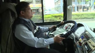 阿伯碎唸學生　公車司機仗義直言