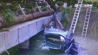 疑車速太快！情侶過彎撞橋墩墜河雙亡