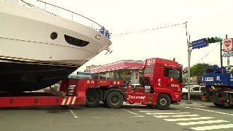 拖板車疑承載過重　豪華遊艇卡路邊