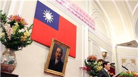 總統府、國父遺照、國旗－翻攝自總統府
http://media.president.gov.tw/showImage.aspx?kind=I&path=7fc36cb5-6320-413b-a6b3-920fb53e53f6.jpg
