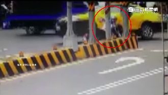 逆向行駛險遭小黃輾斃　女騎士躲死劫