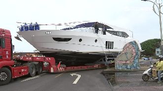 吊車運9尺高遊艇　走S型避紅綠燈