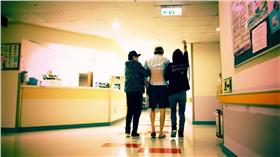 ▲八三夭團員攙扶阿璞。（圖／翻攝自八三夭臉書粉絲團）
https://www.facebook.com/band831tw/photos/a.10150280569594341.354638.57613404340/10154205214644341/?type=3&theater