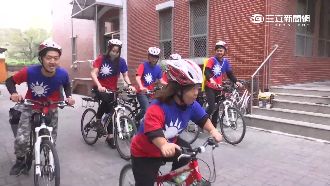 遠東科大7生　國旗裝環島募款捐震災