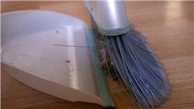 掃地、掃把/flickr-Kim Siever／
https://www.flickr.com/photos/kmsiever/3846732117/in/photolist-6RVvrx-67V767-7RSvkZ-2wabp-48mFP2-DFsomU-adkFDv-9dnVkV-3GZCaq-8Jvujq-nFkkje-8abwjX-8KJzxP-6wrhdK-pxfwyP-8maD8z-3Cudok-8PCwt2-8TMXsh-dDudJG-bvSWc4-9p6jtg-8abw7t-8abwat-8aeLF1-8abw1F-8aeLud-8abvXK-69KEhx-dXvqBX-8JsqZ4-8JspBX-uU3cjP-389GQN-9M2QU4-aBD5pb-6HVRqY-DAEHai-9HbRL5-dprbbZ-6RZy9J-6RZxnL-6RVuM2-h2aBR2-A8W1f-pNEcaW-6bWBo7-3bMJuE-3bN7fw-3bHJSg