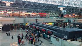 桃園機場／flickr－Yusuke Kawasaki https://www.flickr.com/photos/u-suke/8676026087/in/photolist-27fpbZ-27jEbd-27jDYA-27jGj7-27fekk-27fdsD-27jEYy-27ffdi-27jQ77-27ffYv-27ffrV-27jEmS-27fozX-27jELQ-27jGC5-27fooH-72shxP-8RZtrL-8RWAsa-4igFGc-da2oRM-axwwAU-7tzgZ4-da2qqe-phUFyk-edEUhF-a31auy-7SSoJg-4ikMbN-5HqSRH-5mZY93-aj1C1h-k3zztX-56W8Gt-5HqT5r-5HqTLe-5HqSAa-5Hvciw-5HqT2V-5HqTFi-5HvbPm-5HqTjc-5HvbCW-5HqTci-5HqSFe-5Hvcu5-5HvcoG-aPcu12-4yKuVi-56fNDq