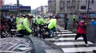 持續更新／全身濕透　柯文哲咬牙堅持