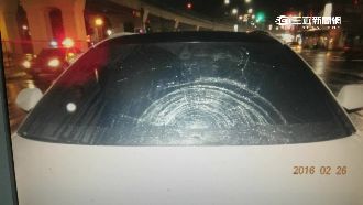 衰男遇婦闖紅燈　新買百萬轎車被撞毀