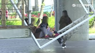 直擊違規！遊客把裝置藝術搖成海盜船