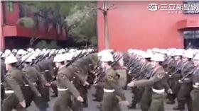 憲兵、分列式混亂／資料照