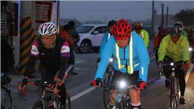 柯文哲騎車（圖翻攝自潘俊霖臉書）