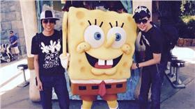 八三夭,阿璞,開刀,阿信,五月天,霸天,海綿寶寶,鋼鐵人,肝炎,搖滾步(臉書 https://www.facebook.com/831dadsky/photos/a.155867521195417.32509.155857721196397/920904754691686/?type=3&theater)