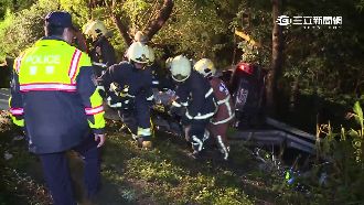 車體全毀！六旬老翁酒駕翻下邊坡