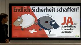 瑞士,公投,修法,瑞士,人民黨,反移民,犯罪,驅逐,海報,Swiss People's Party,SVP（圖／路透社／達志影像）