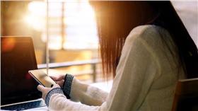 追劇,手機,筆電 （圖／shutterstock／達志影像）