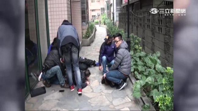 攻堅畫面太刺激　住戶問警：拍戲嗎？