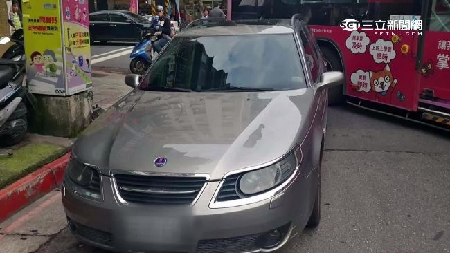 名車違停擋公車　乘客被迫路中央下車