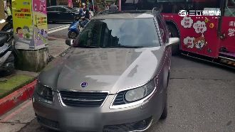名車違停擋公車　乘客被迫路中央下車