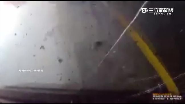 肇事駕駛無照又違規　衝撞內側車翻滾