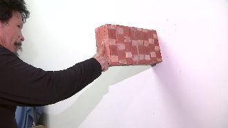 「一指神功」頂八塊磚　氣功課程班夯