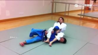 真有「奪命剪刀腳」！恐致對手腦震盪