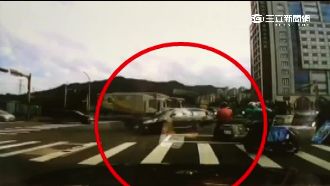 違規左轉釀禍！貨車撞轎車連掃7機車
