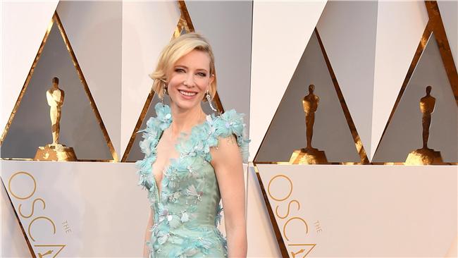 女王凱特布蘭琪駕到　淺綠色禮服美翻