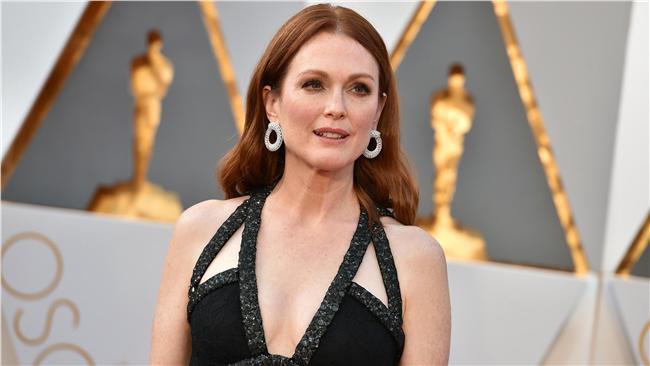 茱莉安摩爾深V禮服登紅毯秀白皙美胸