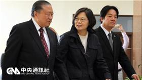 民進黨主席蔡英文29日上午前往位於南科園區的台達電子公司參訪，台達電創辦人鄭崇華（左）親自接待。右為台南市長賴清德。（圖／中央社記者楊思瑞攝）