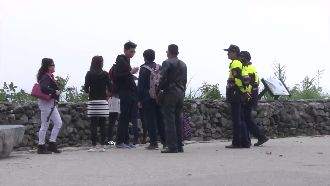 景點擠爆搶拍照　站斷崖搏命還偷花燈