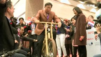 一日雙塔騎不夠？柯文哲自行車展技癢