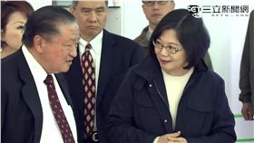 台達電創辦人鄭崇華（左）、總統蔡英文