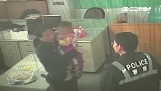 醉漢抱女嬰鬧超商　警變奶爸幫照顧