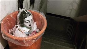 垃圾筒裡有人頭塑膠袋（圖／翻攝自爆料公社）