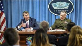 美國國防部領導層29日表示，美國正對敘利亞和伊拉克境內的伊斯蘭國組織發動網路攻擊，國防部長卡特（左）說，網路攻擊的目的在防止伊斯蘭國號令其部隊，尤其是對敘利亞境內的攻擊。（圖／翻攝自defense.gov）