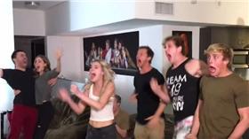 粉絲慶祝李奧納多得獎（圖／翻攝自YouTube）