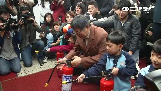 操作消防器材不靈光　柯文哲尷尬大笑