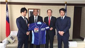 張泰山拜會駐日拜表處並致贈德島隊球衣（圖／張泰山臉書）